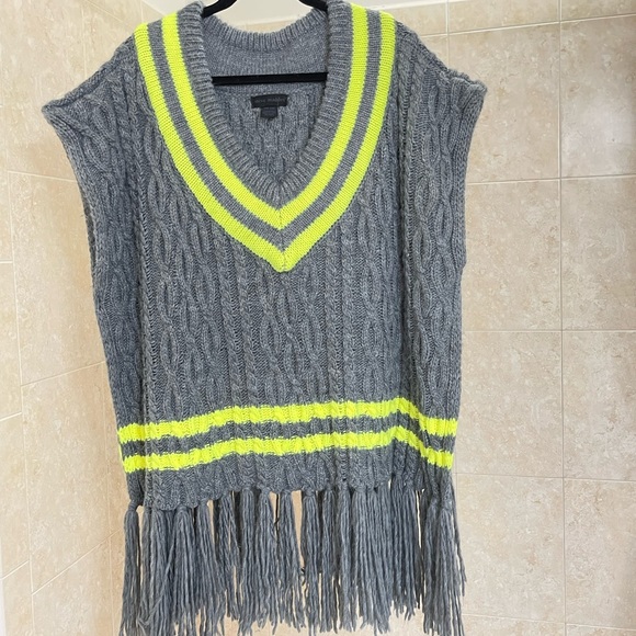 Steve Madden Women’s V Neck  Fringed Poncho Gray & Neon Yellow OSFM - Picture 1 of 10